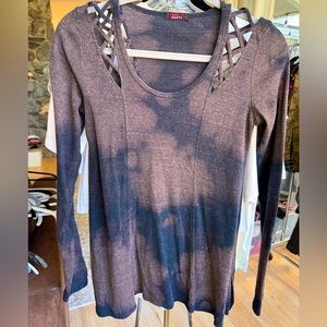 Fun long sleeve top by T Party